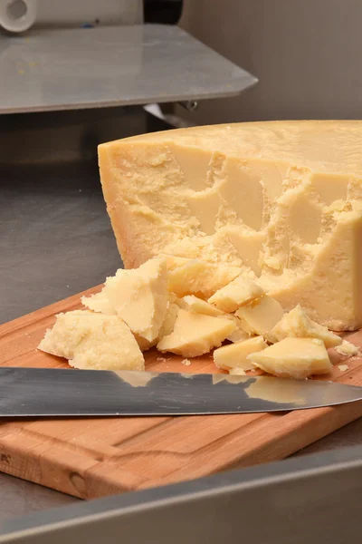Шматочки пармезану сиру стек — стокове фото