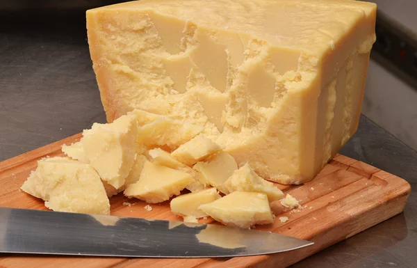 Шматочки пармезану сиру стек — стокове фото