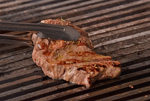 牛肉のステーキの調理 — ストック写真