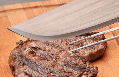 Dilimleme ızgara sığır eti biftek pişirmek