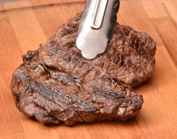 Holding gegrilde biefstuk — Stockfoto