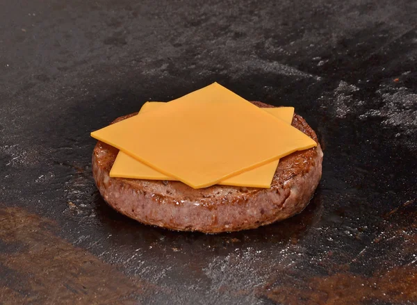 Cocinar hamburguesa de queso —  Fotos de Stock