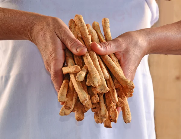 Baker segurando grisini — Fotografia de Stock