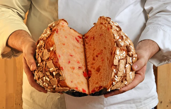 Panadero sosteniendo pan panettone —  Fotos de Stock