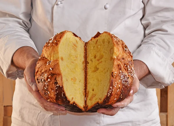 Panettiere con pane panettone . — Foto Stock