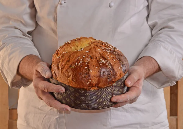 Panettiere con pane panettone . — Foto Stock