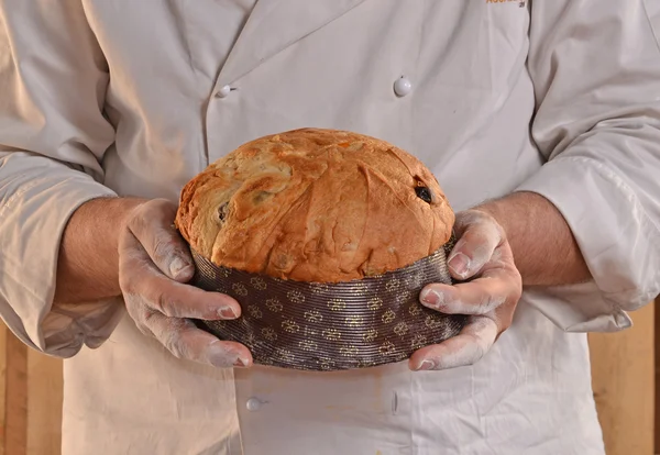 Panadero sosteniendo pan panettone . — Foto de Stock