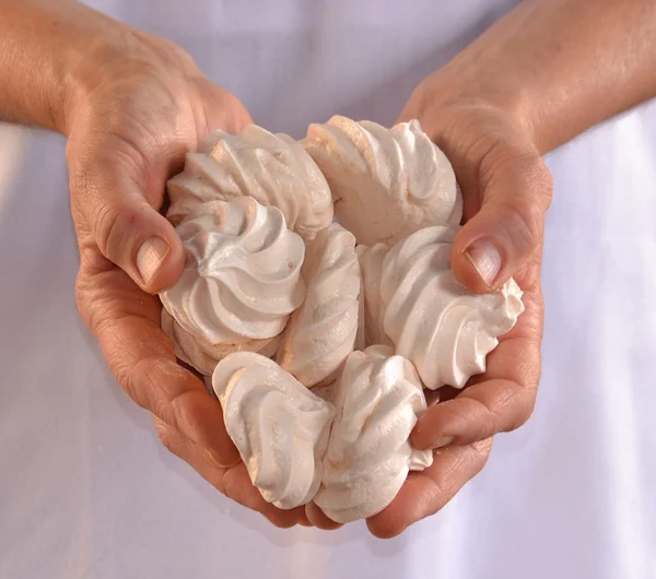 Hands holding marshmallow — Stock Photo, Image