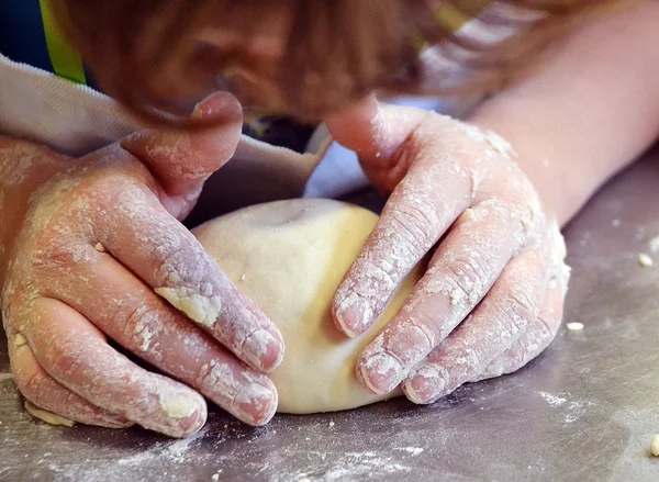 Pizza hamur hazırlama Cook. — Stok fotoğraf