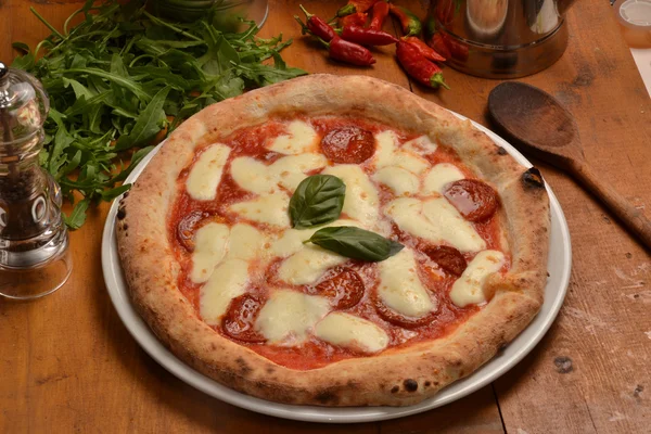 Salami pizza schotel en ingrediënten — Stockfoto