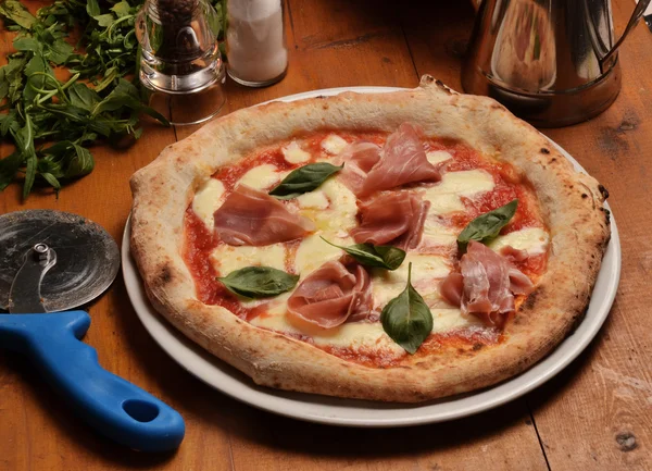 Pizza schotel en ingrediënten — Stockfoto
