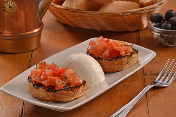 Bruschetta och mozzarella ost maträtt — Stockfoto