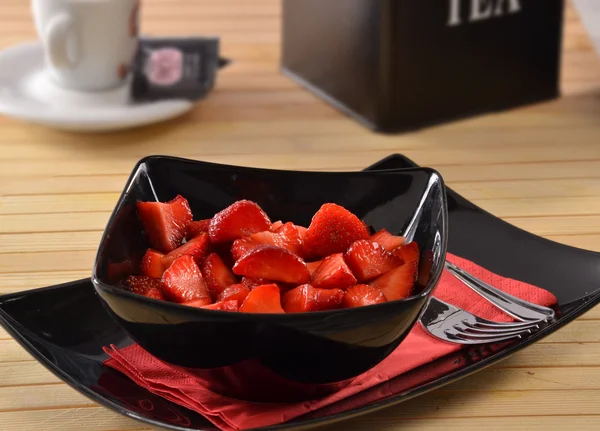 Skivade jordgubbar frukt maträtt. — Stockfoto