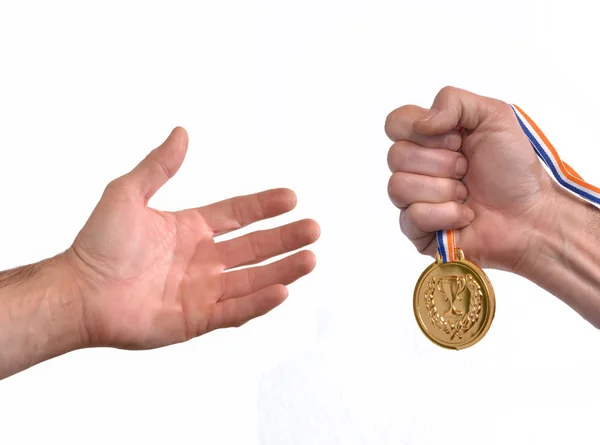 Recompensando, dando una medalla de oro — Foto de Stock