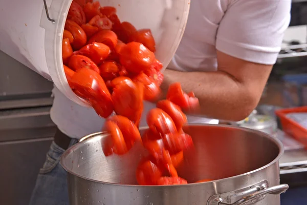 Koch bereitet Tomaten zu — Stockfoto