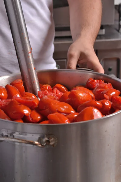 Koch mixt Tomaten — Stockfoto