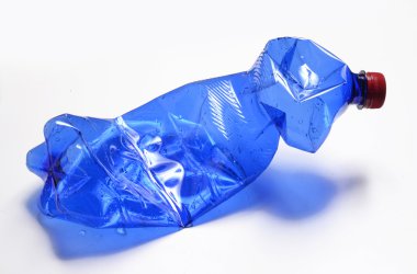 Buruşuk plastik şişe