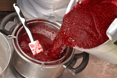 Cook reçel için hazırlanıyor