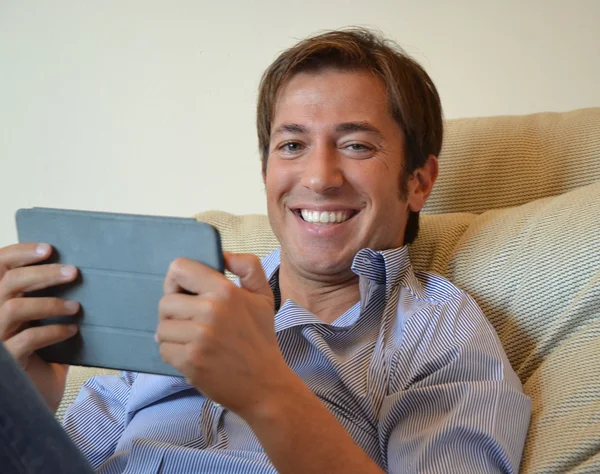 Man using digital tablet — Stock Photo, Image