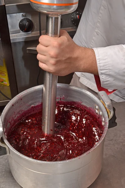 Koch bereitet Marmelade zu — Stockfoto
