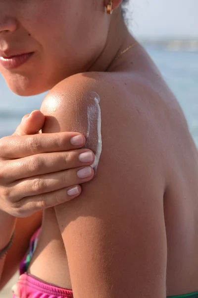 Woman applying body cream — Stock Photo, Image