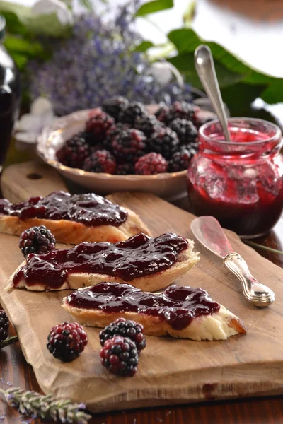 Brombeermarmelade auf Brot — Stockfoto