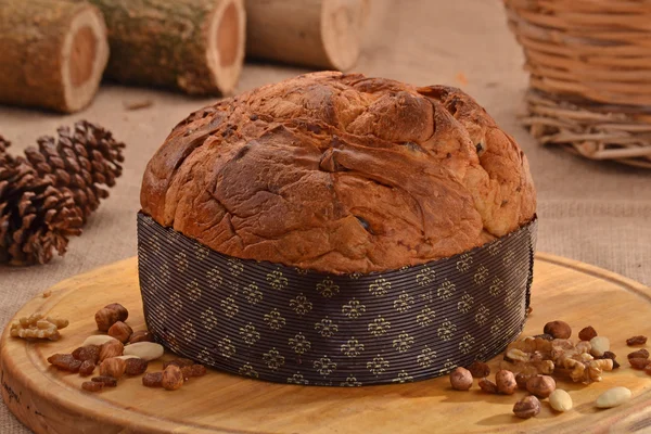 Panettone pan en ambiente rústico de madera — Foto de Stock