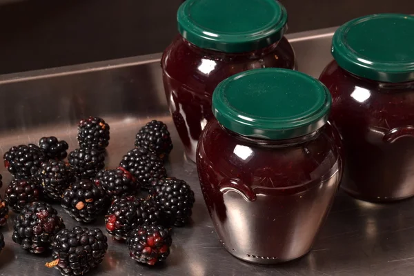 Brombeermarmelade und Früchte. — Stockfoto