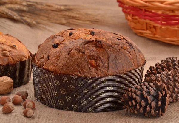 Panettone bröd på rustika textil omgivande — Stockfoto