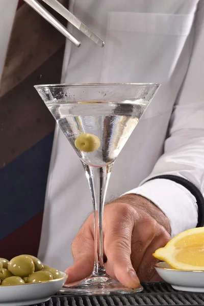 Barman voorbereiden cocktail — Stockfoto