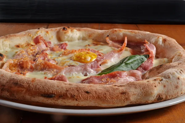 Traditionele pizza ham schotel — Stockfoto