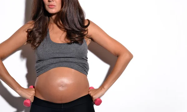 Mujer embarazada mostrando vientre — Foto de Stock