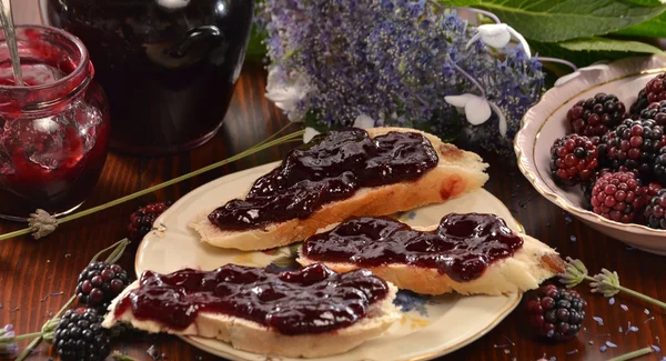 Brombeermarmelade auf Toasts — Stockfoto