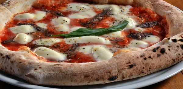 Hagyományos pizza sonka tányér — Stock Fotó