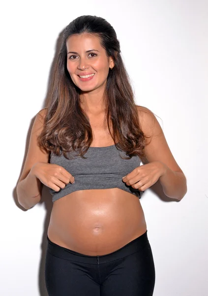Gravid kvinna visar magen — Stockfoto