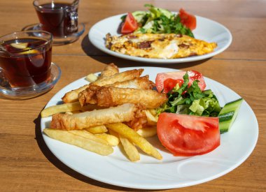 Geleneksel Türk Kahvaltı börek ile