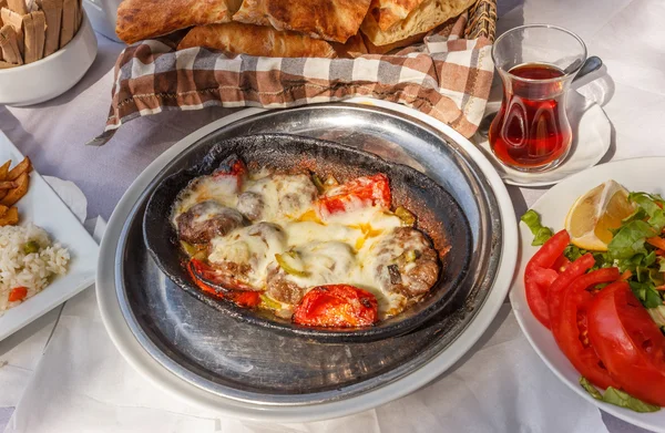 Comida turca com almôndegas assadas — Fotografia de Stock