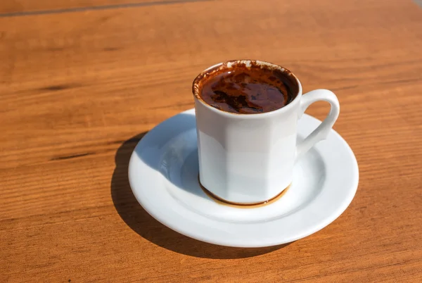 Kaffee türkisch auf weißer Tasse — Stockfoto