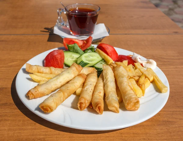 Utomhus serveras turkiska borek — Stockfoto