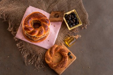 Susam tohumu ve tahıllı lezzetli Türk simitlerinin çeşitliliği.