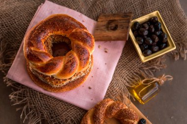 Susam tohumu ve tahıllı lezzetli Türk simitlerinin çeşitliliği.