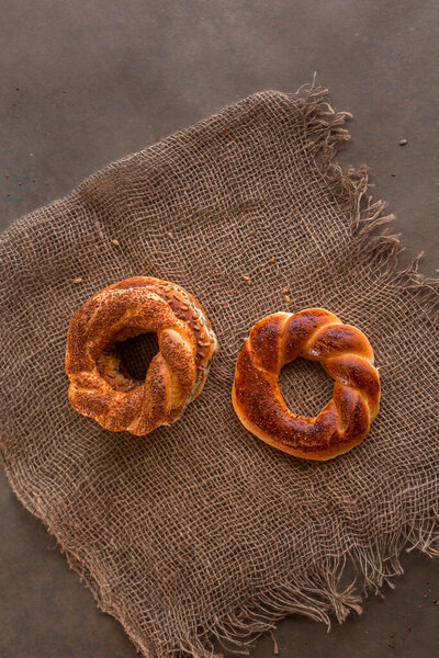 Разнообразие вкусных турецких бубликов с кунжутом и зерновыми.