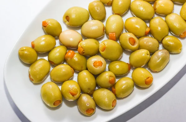 Апельсиновые фаршированные оливки — стоковое фото