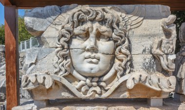 Gorgon Medusa başı