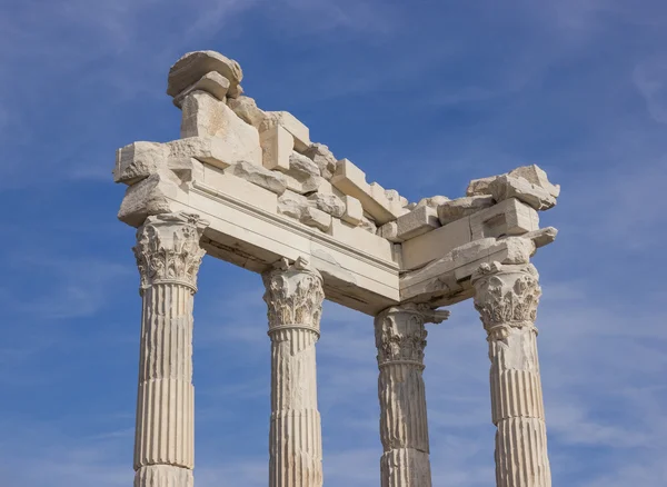 Mimari parçalar tapınak Trajan — Stok fotoğraf