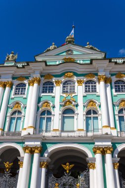 Kapı ile kartal ve fronton witn masa saati