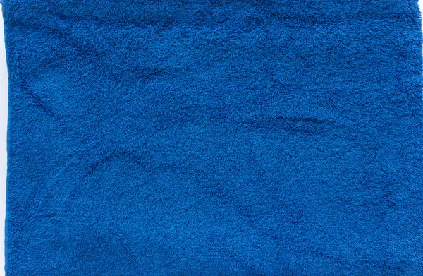 Mavi havlu bir kenar ile — Stok fotoğraf