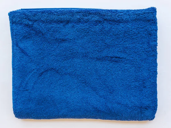 Полотенце голубое сложено — стоковое фото
