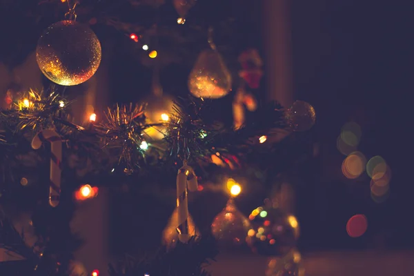 Рождественский фон в размытом матовом темном — стоковое фото