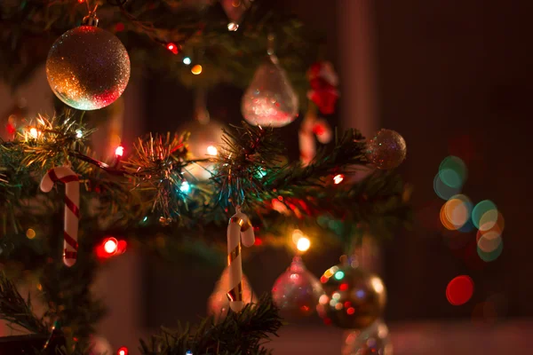 Рождественский фон в темно-коричневом тоне — стоковое фото